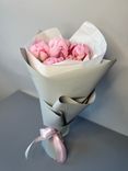 Фото флориста 6: Букет из 5 розовых пионов в темно-серой пленке
