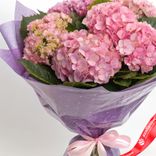 Маленькое фото 2: Букет из 9 розовых гортензий в сиреневой пленке с лентой