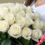 Маленькое фото 3: Букет из 25 белых роз без упаковки. Сервис доставки цветов AzaliaNow