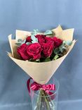 Фото флориста 4: Букет из 11 красных роз в крафте «Кения»