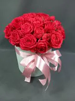 Фото флориста 6: Букет из 9 кустовых пионовидных розовых роз в коробке