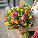 Маленькое фото 1: Яркий коктейль: 50 разноцветных тюльпанов с зеленью. Сервис доставки цветов AzaliaNow