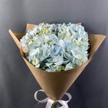Фото флориста 1: Букет из 3 голубых гортензий в крафтовой упаковке