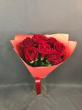Фото флориста 1: Букет из 7 красных роз в крафте с лентой, 60 см, Россия