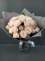 Фото флориста 1: Букет из 9 пионовидных роз в серой упаковке «Белая сказка»
