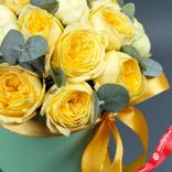 Маленькое фото 5: Букет из 7 желтых кустовых пионовидных роз, «Пиони Баблс» в коробке