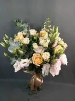 Фото флориста 2: Букет из роз и лизиантусов «Изысканный комплимент»