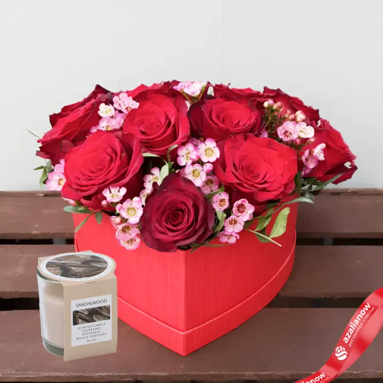 Фото 1: Букет из красных роз и ваксфловера «Сердце для любимой» + Свеча в подарок. Сервис доставки цветов AzaliaNow