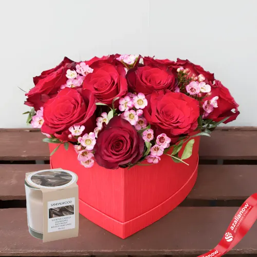 Фото 1: Букет из роз и ваксфловера + свеча. Сервис доставки цветов AzaliaNow