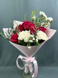 Фото флориста 5: Букет из роз, гвоздик и статицы «Секрет сердца»