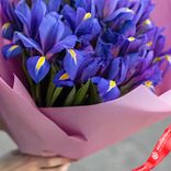 Маленькое фото 3: Букет из 25 синих ирисов в розовой бумаге. Сервис доставки цветов AzaliaNow