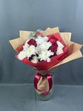 Фото флориста 1: Букет из белых хризантем и красных роз «Краски лета»