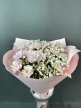Фото флориста 2: Букет из розовых хризантем и гипсофилы «Ты пари»
