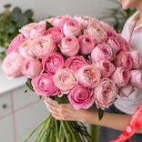 Маленькое фото 1: Букет из 39 пионовидных розовых роз, 50 см, Эквадор. Сервис доставки цветов AzaliaNow