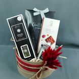 Фото флориста 1: Подарочный набор «Любимому человеку», конфеты, шоколадка и 2 аромата