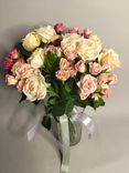 Фото флориста 6: Букет из 13 кустовых роз «Бульвар Цветения»
