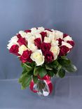 Фото флориста 1: Букет из 43 красных и белых роз с красной лентой, 40 см, Россия