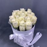 Фото флориста 1: Букет из 17 белых роз в белой коробке