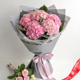 Маленькое фото 1: Букет из 9 розовых гортензий в серой пленке с лентой