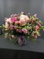 Фото флориста 1: Букет из гортензий, роз, колокольчиков, ваксфловера «Владислава»