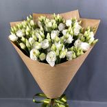 Фото флориста 2: Букет из 15 белых лизиантусов в крафте