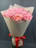 Фото флориста 2: Букет из 25 коралловых роз в кремовой пленке
