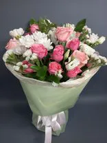 Фото флориста 1: Букет из роз, гвоздик, хризантем, лизиантуса и статицы «Нежные мечты»