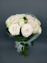 Фото флориста 3: Букет из белых и светло-розовых роз «Прикосновение»