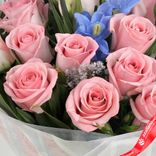Маленькое фото 5: Букет из 15 розовых роз и 6 синих ирисов в пленке с зеленью