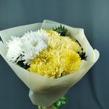 Фото флориста 1: Букет из белых и желтых хризантем «Вивьенна»