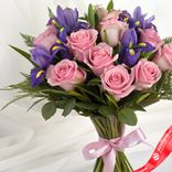 Маленькое фото 2: Букет из 9 розовых роз и 6 фиолетовых ирисов с лентой