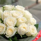 Маленькое фото 3: Букет из 15 белых роз «Мондиаль» в пленке, 50см, Эквадор. Сервис доставки цветов AzaliaNow