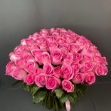 Фото флориста 5: Букет из 101 розовой розы с розовой лентой, 50 см, Россия
