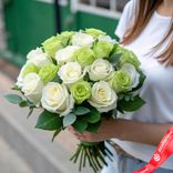 Маленькое фото 1: Букет из 21 бело-зеленых роз «Мондиаль», Эквадор, В 70см. Сервис доставки цветов AzaliaNow