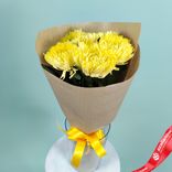 Маленькое фото 2: Букет из 5 желтых одноголовых хризантем в крафте