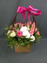 Фото флориста 1: Букет в пакете (сумочке) для цветов из роз, альстромерий, гвоздик и хлопка