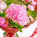 Маленькое фото 3: Букет из розовых пионов, роз, гортензии «Желаю счастья». Сервис доставки цветов AzaliaNow