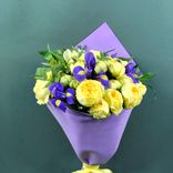 Фото флориста 2: Букет из 9 пионовидных роз, 5 ирисов и 3 альстромерий в сиреневой пленке