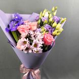 Фото флориста 1: Букет из роз, ирисов, хризантемы, лизиантусов в сиреневой пленке