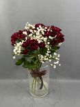 Фото флориста 1: Композиция из 5 кустовых алых хризантем с гипсофилой «Романтика»