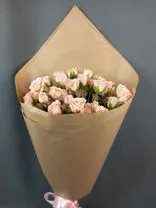 Фото флориста 1: Букет из 11 кустовых розовых роз в крафте