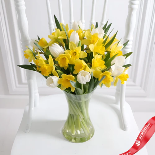 Фото 1: Букет из 20 желтых нарциссов и 11 белых тюльпанов. Сервис доставки цветов AzaliaNow