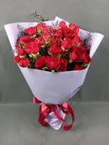 Фото флориста 6: Букет «Триумф» из 11 красных кустовых роз Кения в пленке с лентой