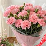 Маленькое фото 2: Букет из 25 розовых гвоздик в пленке