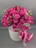 Фото флориста 1: Букет из 19 кустовых розовых роз в коробке
