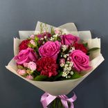 Фото флориста 1: Акция! Букет из роз, гвоздик и ваксфловера «Маме»