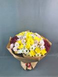 Фото флориста 1: Букет из 25 кустовых хризантем микс в крафте