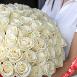 Маленькое фото 3: Букет из 51 белой розы с красной лентой, 60 см, Россия. Сервис доставки цветов AzaliaNow