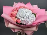 Фото флориста 3: Букет из розовых роз и голубой гортензии «Ты - моя жизнь»