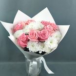 Фото флориста 2: Букет «Нежный аккорд» из белых кустовых хризантем и розовых роз